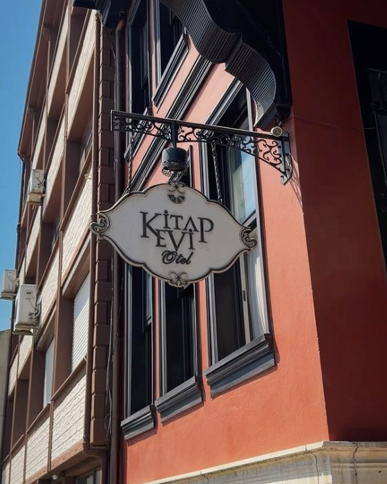 Kitap Evi Otel tabelası
